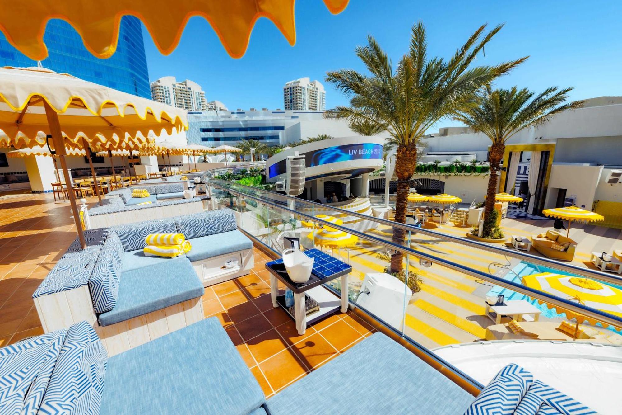 Fontainebleau Las Vegas Exterior foto The pool at the Hard Rock Hotel
